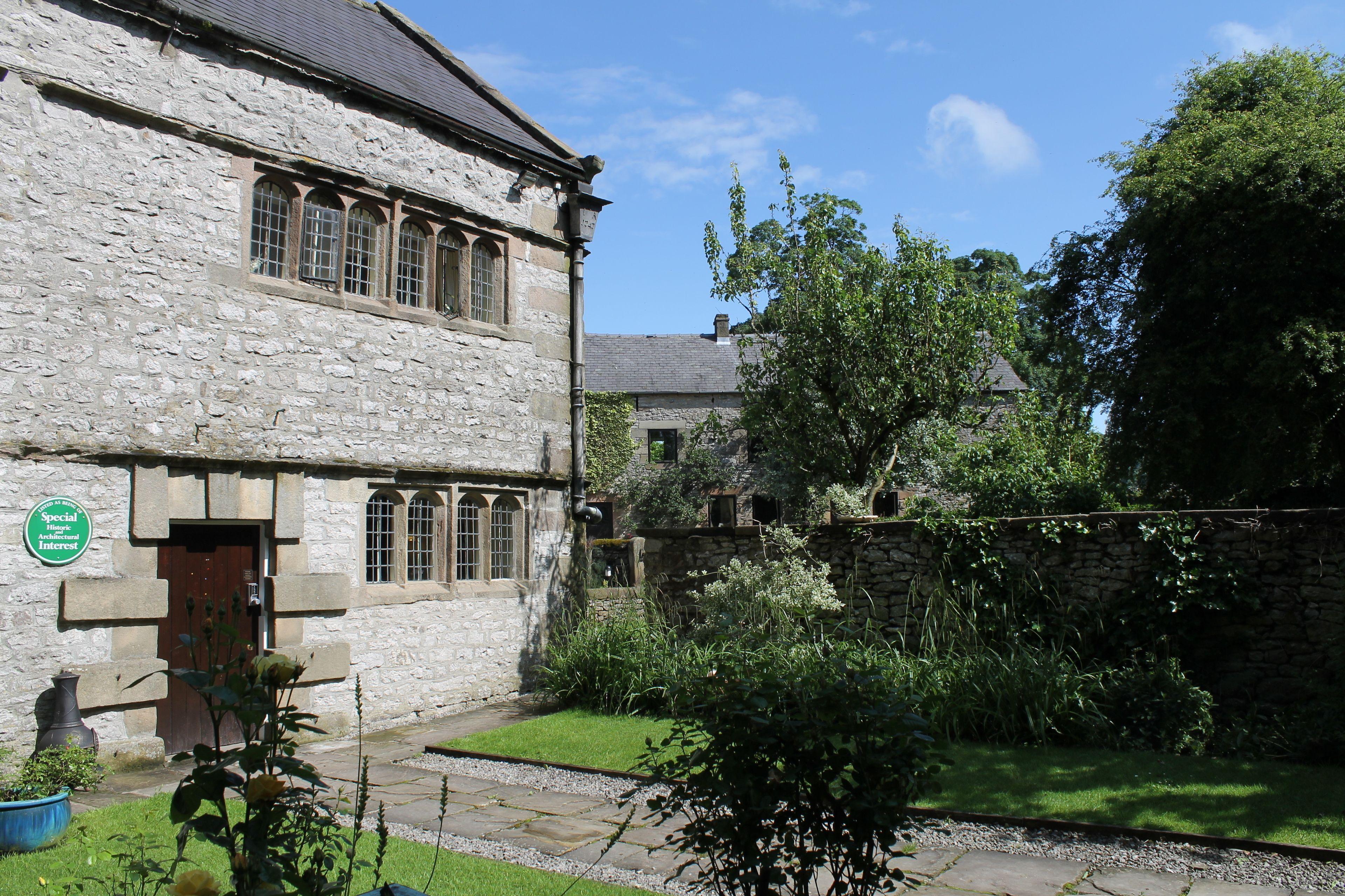 4 Smart 3-Star Hotels Near Casterne Hall Worth Booking